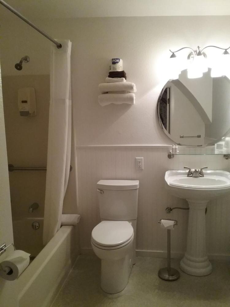 Deluxe Queen Room interior